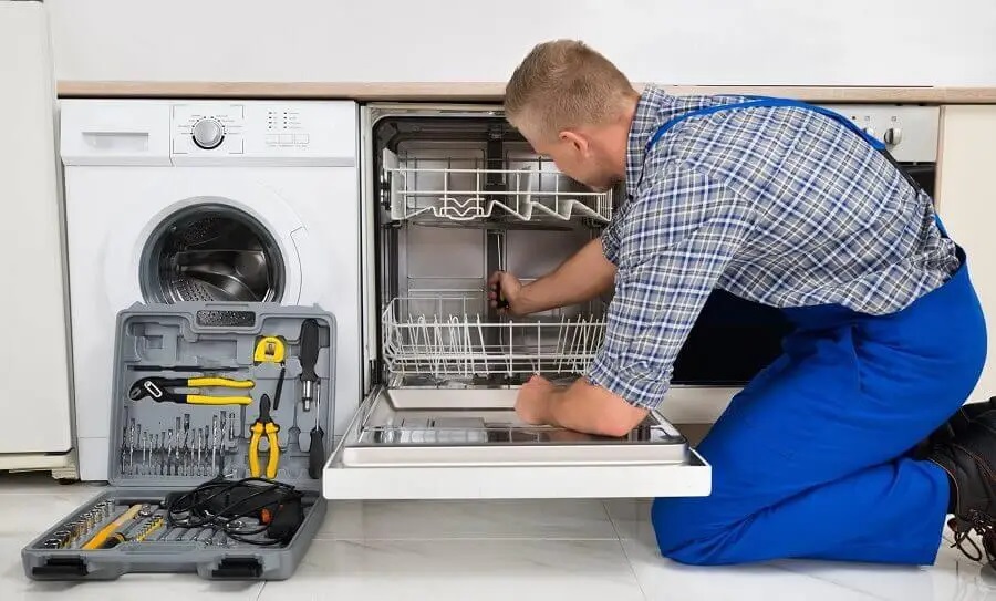 Bala Hitachi servisi teknisyen ekibi beyaz eşya tamiri yaparken